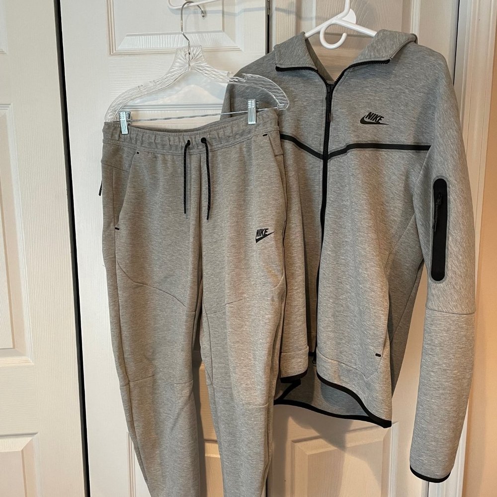 RARE Nike Sportswear Tech Fleece Men's Matching Jogging Suit/Tracksuit (large)